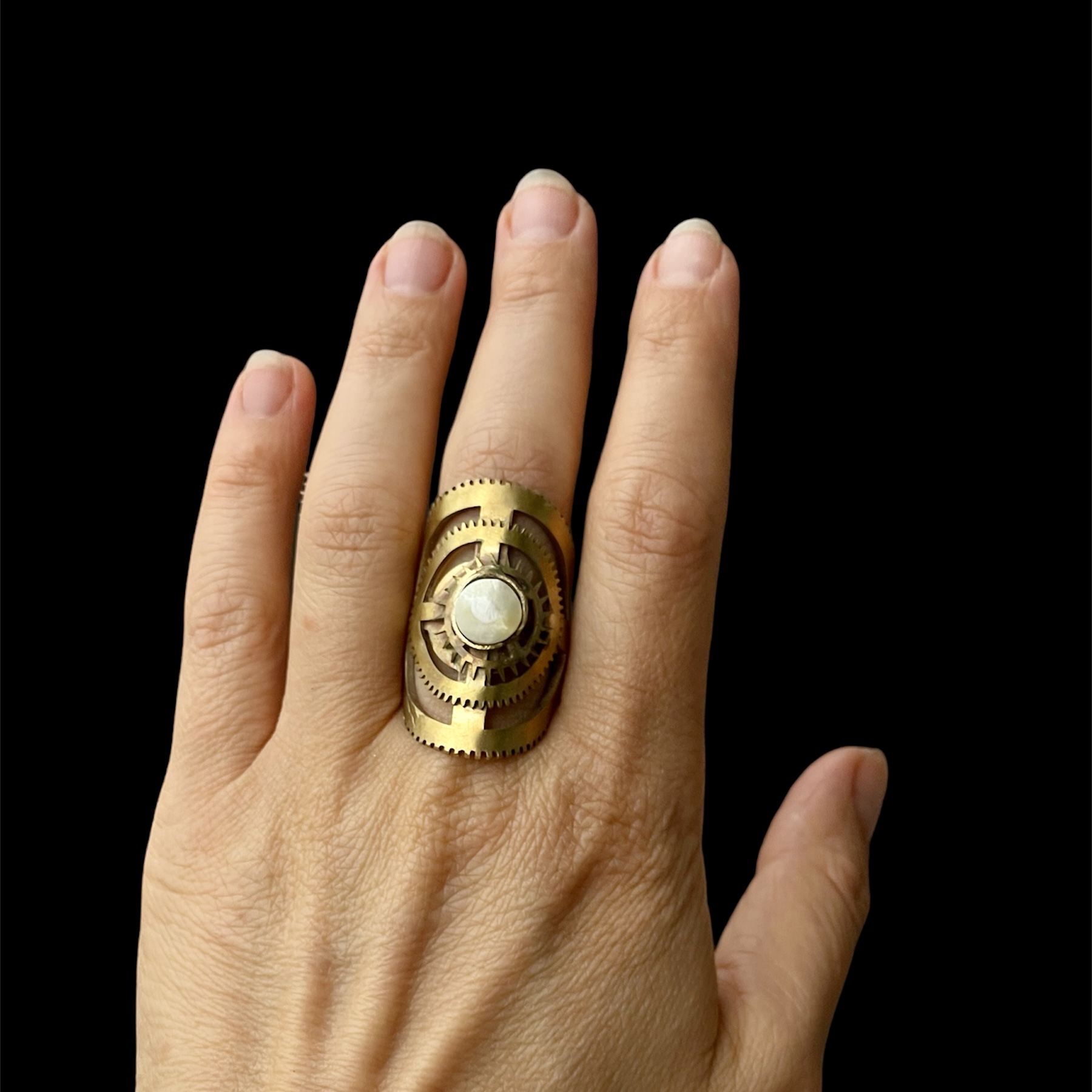 Gear Ring with Nacar stone - Image 2