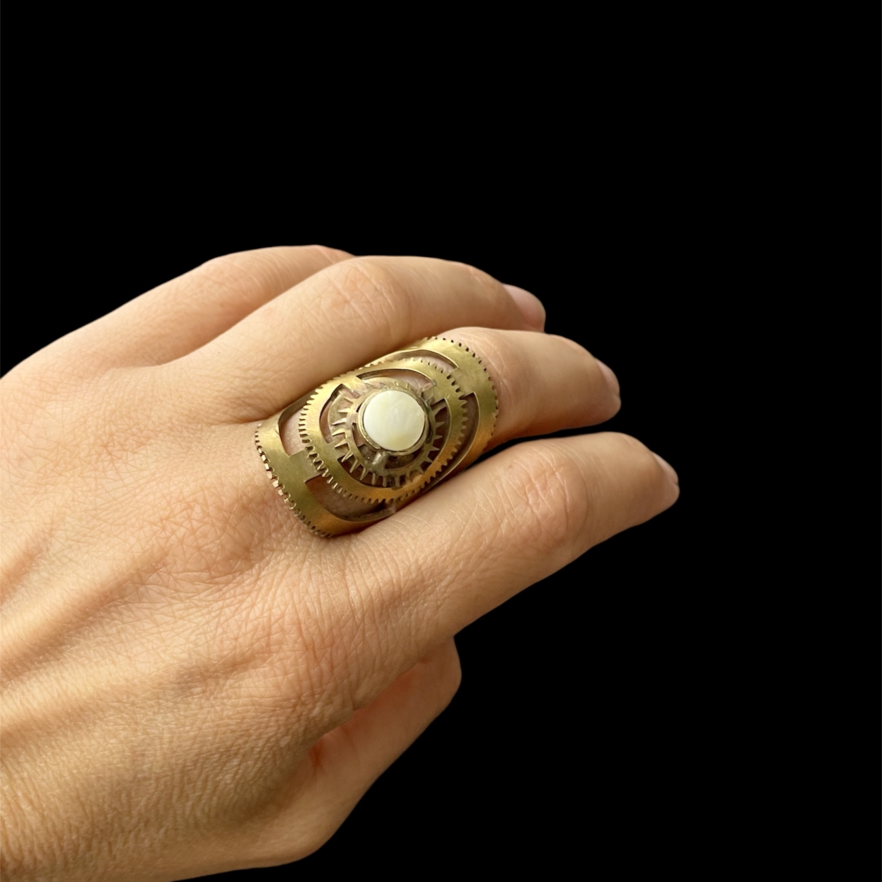Gear Ring with Nacar stone - Image 4